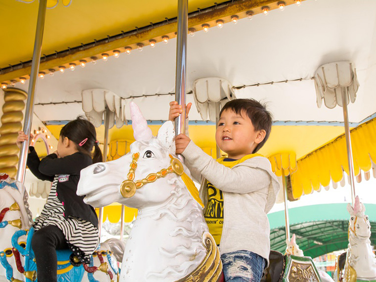 遊園地で遊んでいる子供達